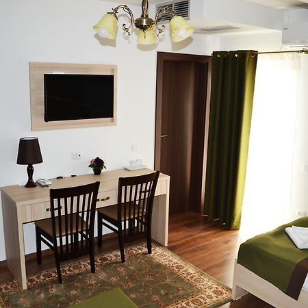Casa Caroli Hotell Târgu Jiu Exteriör bild