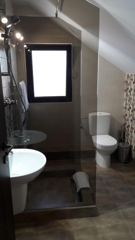 Casa Caroli Hotell Târgu Jiu Exteriör bild