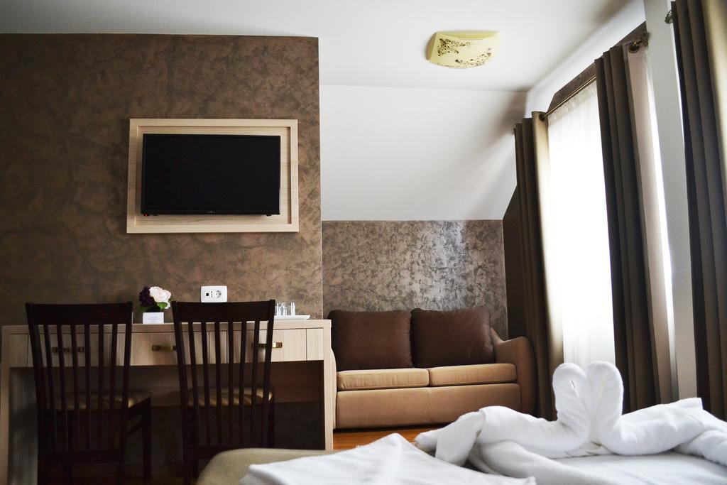 Casa Caroli Hotell Târgu Jiu Exteriör bild
