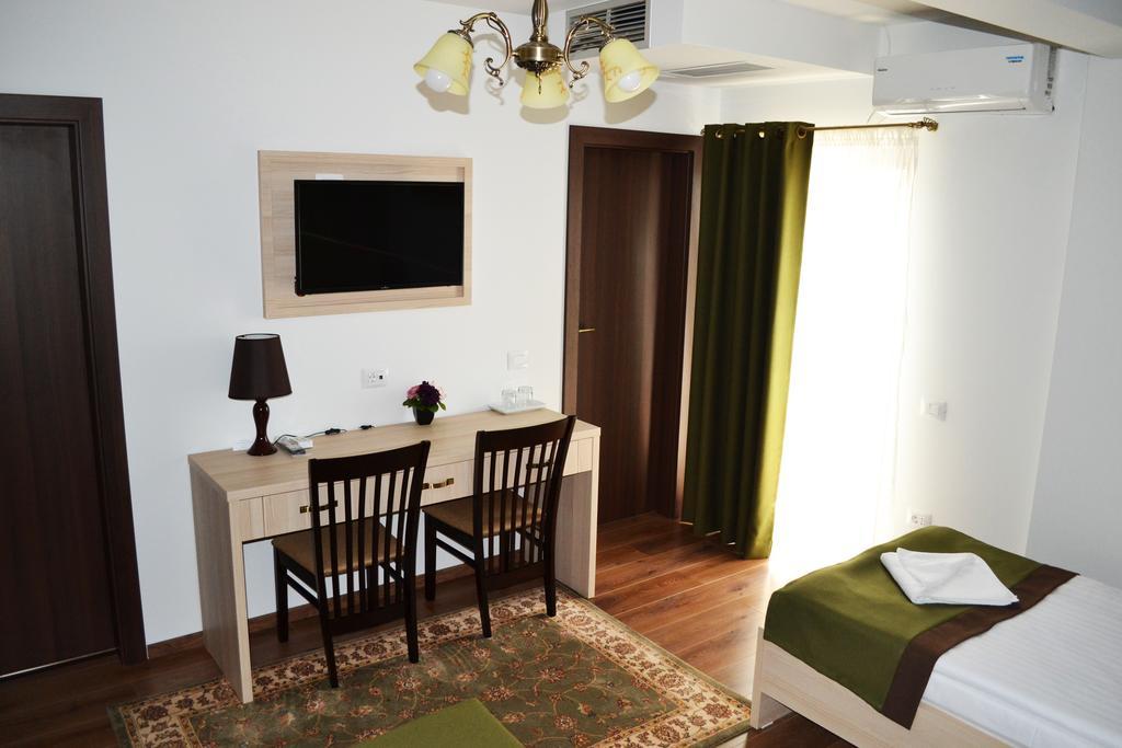 Casa Caroli Hotell Târgu Jiu Exteriör bild