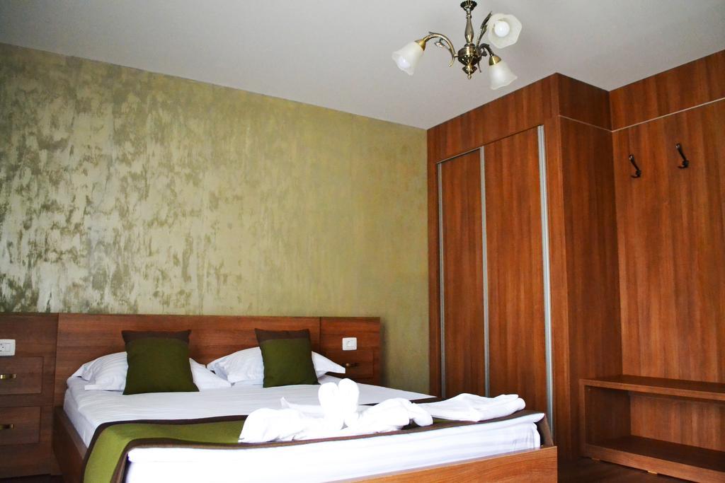 Casa Caroli Hotell Târgu Jiu Exteriör bild