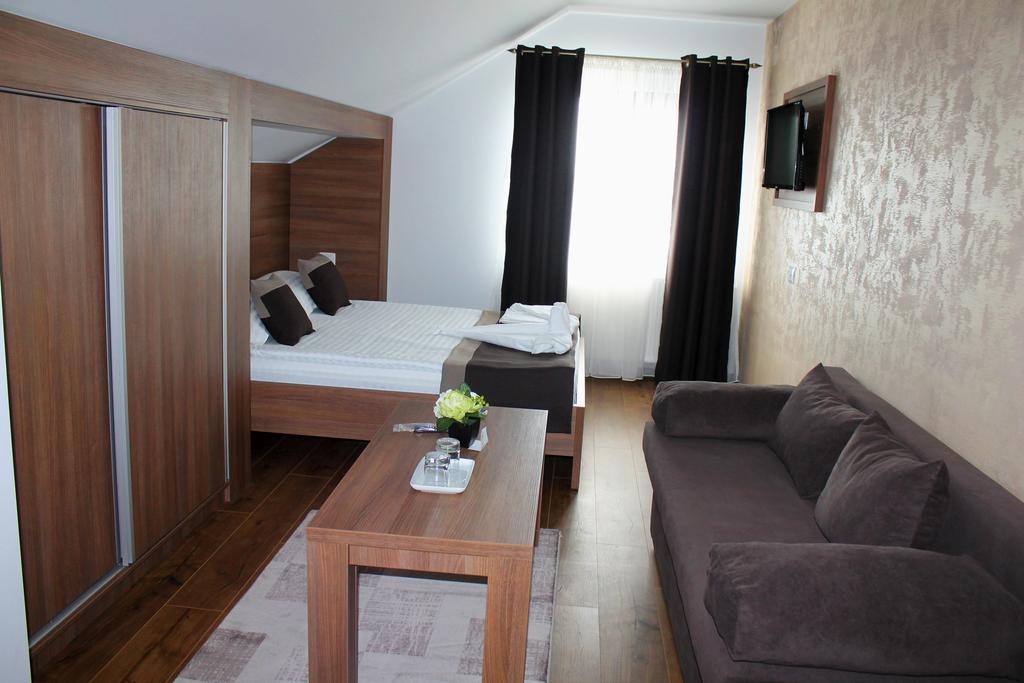Casa Caroli Hotell Târgu Jiu Exteriör bild