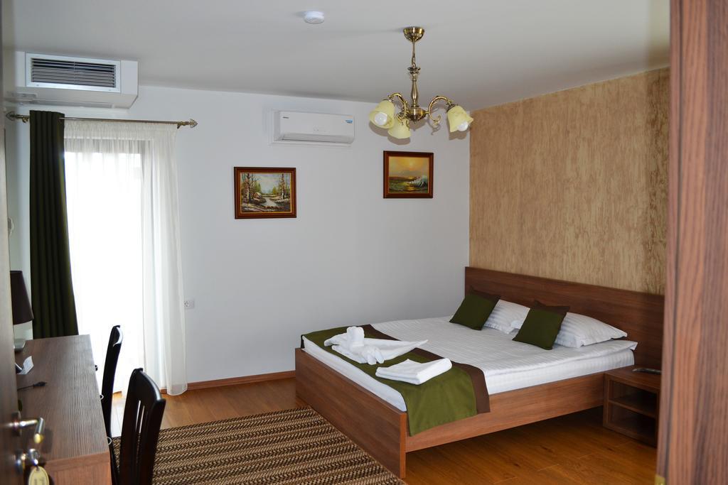 Casa Caroli Hotell Târgu Jiu Exteriör bild