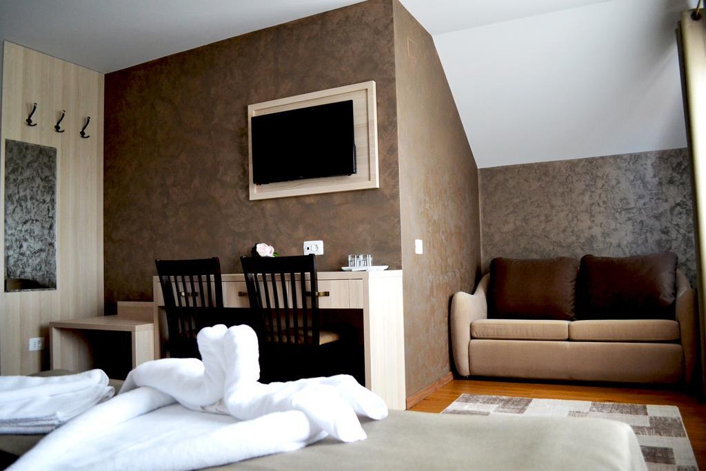 Casa Caroli Hotell Târgu Jiu Exteriör bild