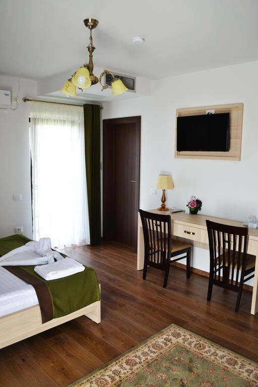 Casa Caroli Hotell Târgu Jiu Exteriör bild