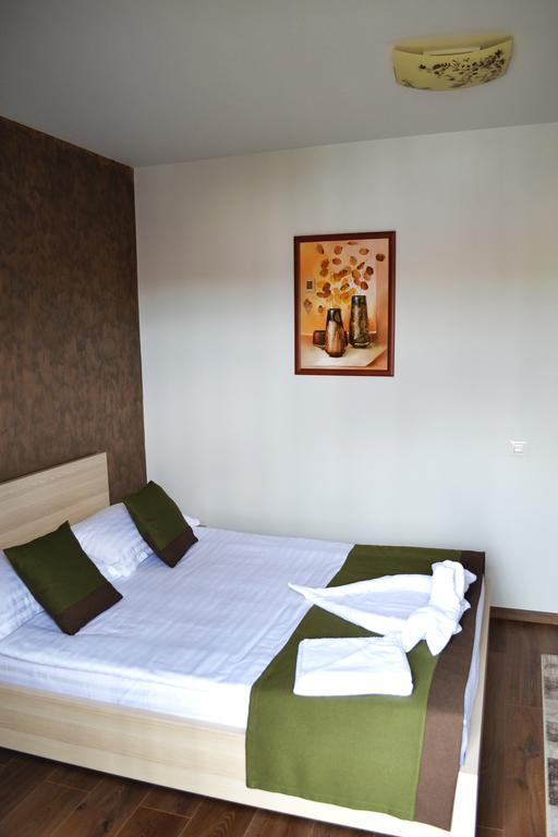 Casa Caroli Hotell Târgu Jiu Exteriör bild