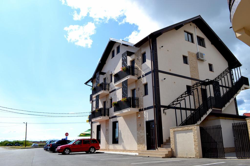 Casa Caroli Hotell Târgu Jiu Exteriör bild