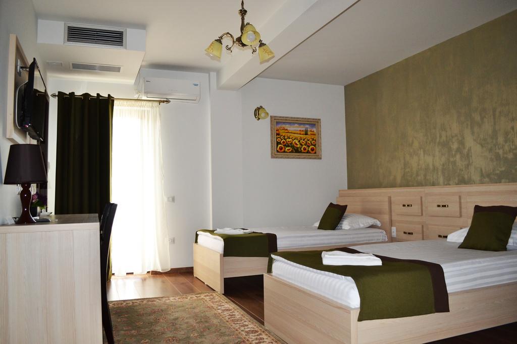 Casa Caroli Hotell Târgu Jiu Exteriör bild